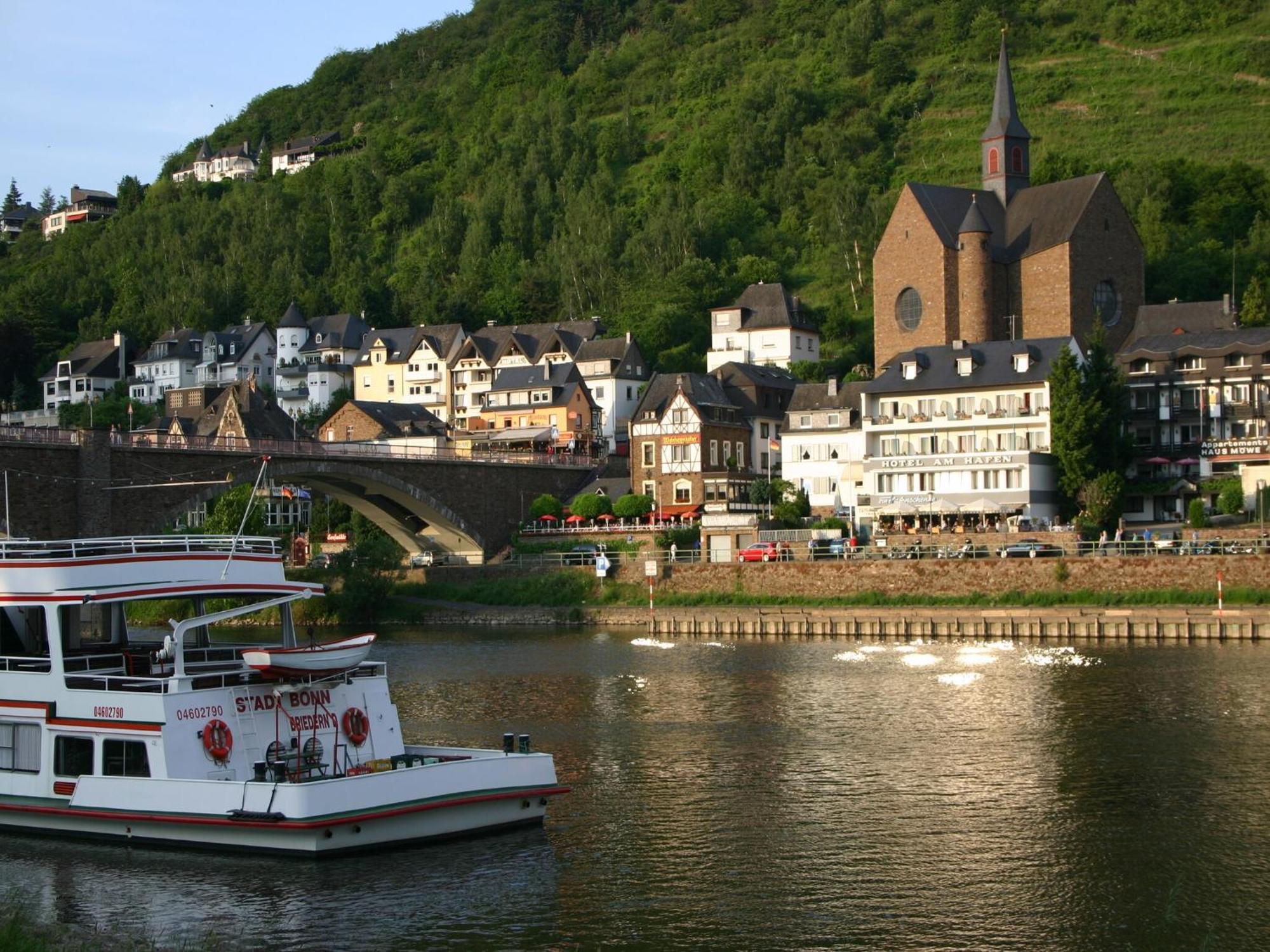 A Modern Holiday Home By The River Mosel Moselkern Eksteriør bilde